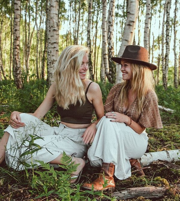 May & June is een singer-songwriterduo bestaande uit de zussen Anouk en Yora.